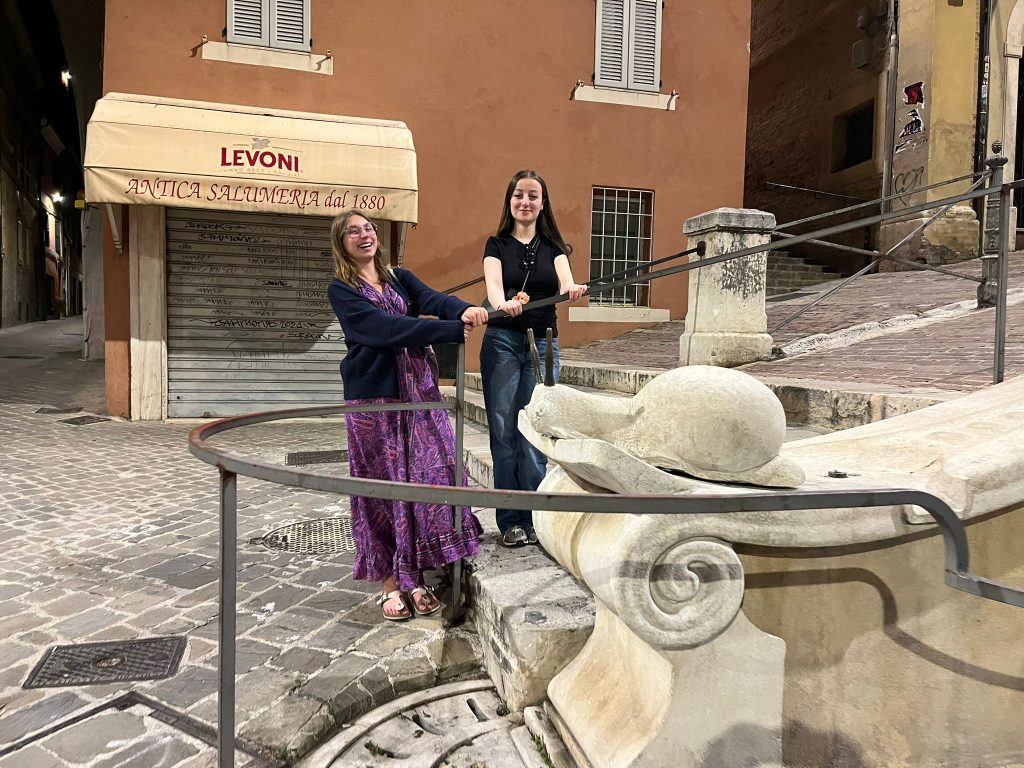 Image personnel de l'escargot en bas de la Place Piazza della Libertà à Macerata.